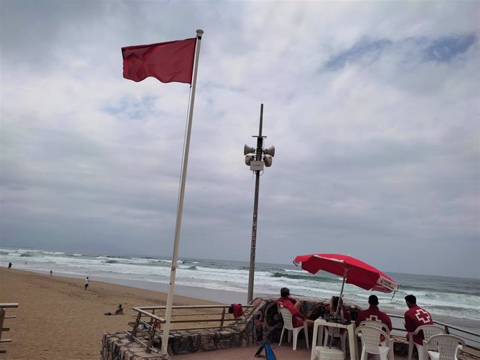 Archivo - Bandera roja en una playa vizcaína.