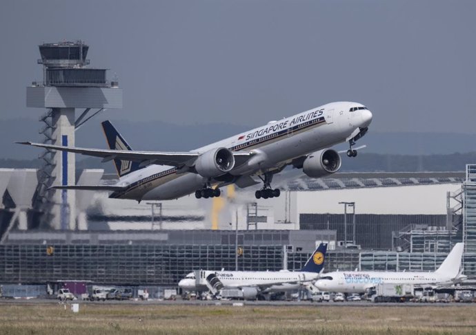 Archivo - FILED - 13 June 2023, Hesse, Frankfurt/Main: A Singapore Airlines passenger plane takes off from Frankfurt Airport. Photo: Boris Roessler/dpa