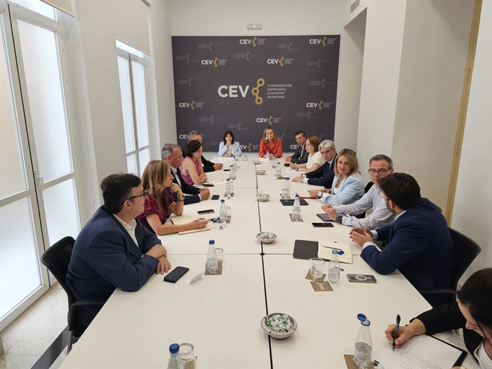 La Generalitat, patronals, universitats i Ajuntament de Valncia han constiuido un grup de treball per a "sumar esforos i preparar un pla per a optar als 12.000 milions del PERTE Xip