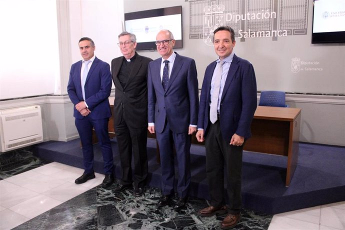 El presidente de la Diputación de Salamanca, Javier Iglesias, durante la presentación a los medios del PEJU