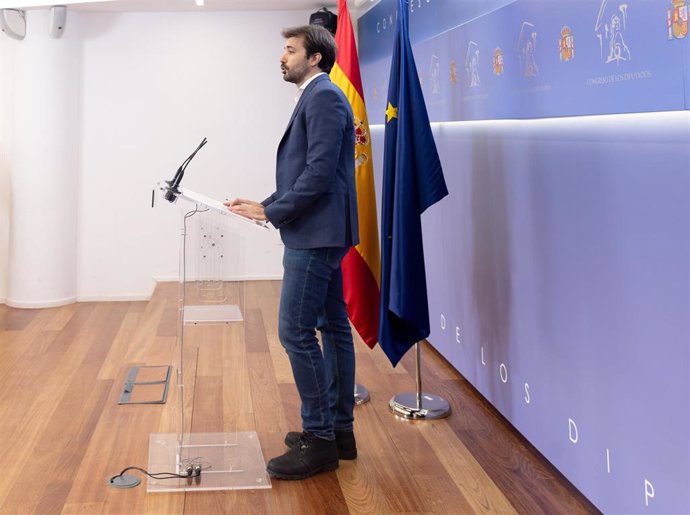 El diputado de Podemos Javier Sánchez Serna durante una rueda de prensa anterior a la Junta de Portavoces, en el Congreso de los Diputados, a 28 de mayo de 2024, en Madrid (España).