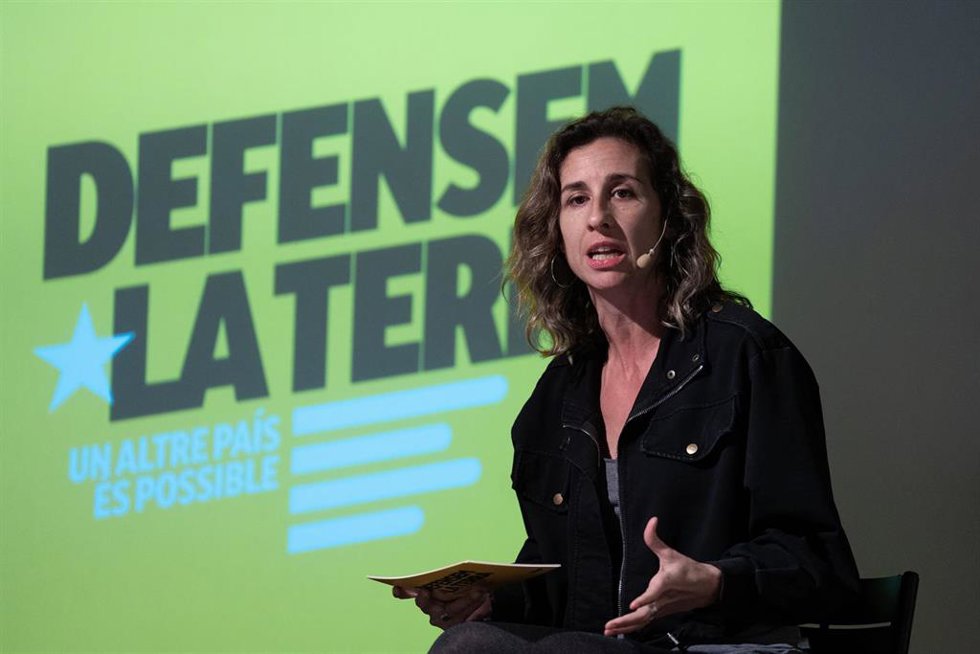Archivo - La candidata de la CUP para la presidencia de Catalunya, Laia Estrada, durante el acto de inicio de campaña de la CUP, en la Plaa del Raspall, a 25 de abril de 2024, en Barcelona, Catalunya (España). Con este acto, el grupo parlamentario La C