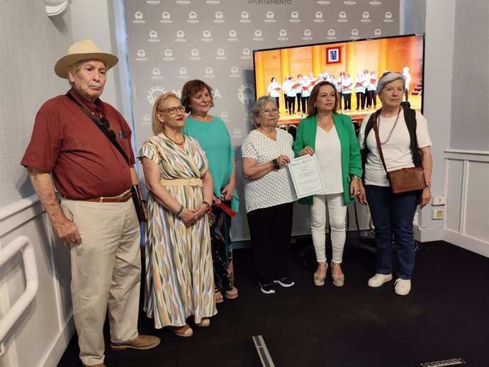 La concejala Catalina Alarcón, con miembros del Consejo Local de Mayores, con el certificado de ciudad amigable con el colectivo.