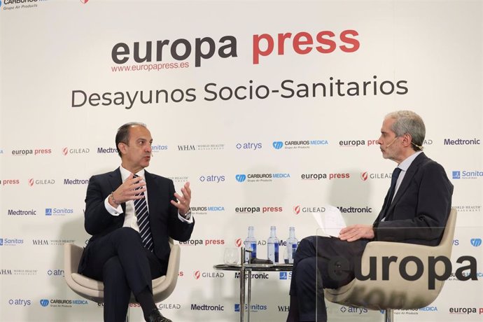 El consejero de Sanidad del Gobierno de Aragón, José Luis Bancalero (i) y el director de Europa Press, Javier García Vila (d), durante un desayuno SocioSanitario de Europa Press.