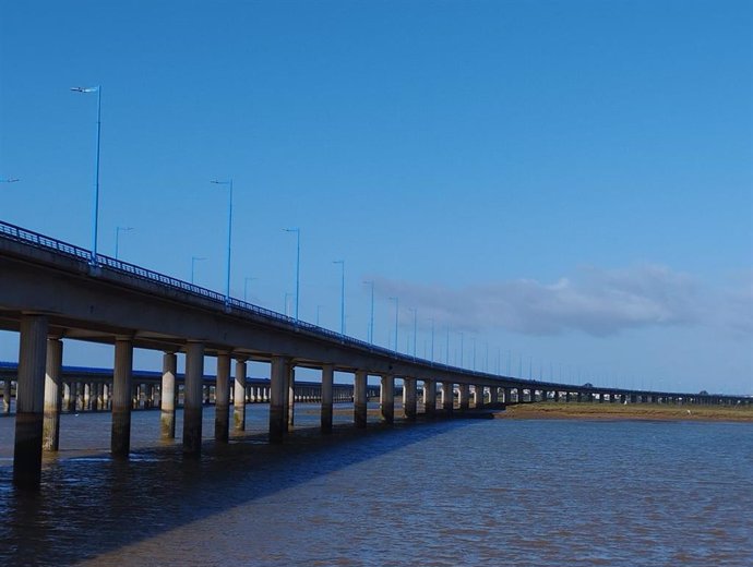 Archivo - El puente sobre el río Odiel de Huelva con las nuevas luminarias.