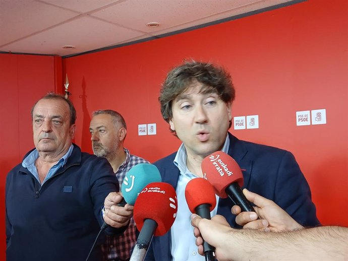 El secretario general del PSE-EE, Eneko Andueza, en declaraciones a los medios en la sede de los socialistas vascos en Bilbao.