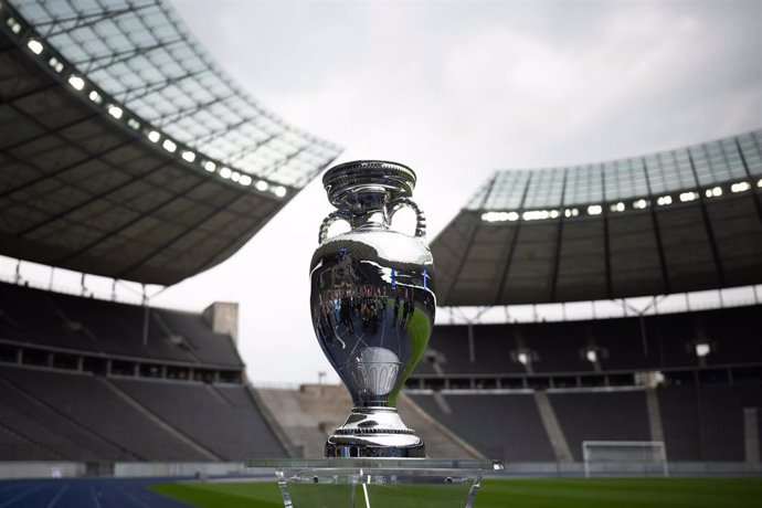 Archivo - Imagen del trofeo de campeón de la Eurocopa en el Estadio Olímpico de Berlín