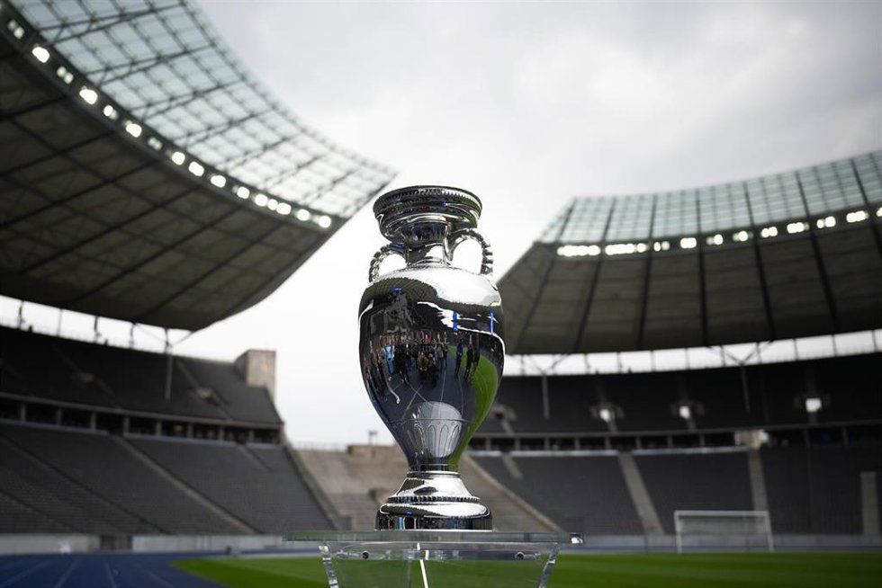Archivo - Imagen del trofeo de campeón de la Eurocopa en el Estadio Olímpico de Berlín
