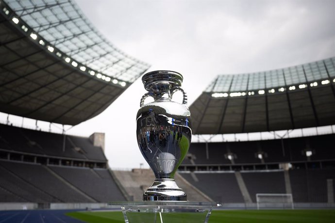 Archivo - 24 April 2024, Berlin: The European Championship trophy displayed during its presentation in Berlin's Olympic Stadium. The European Men's Football Championship will take place from June 14 to July 14, 2024. Photo: Sebastian Christoph Gollnow/dpa