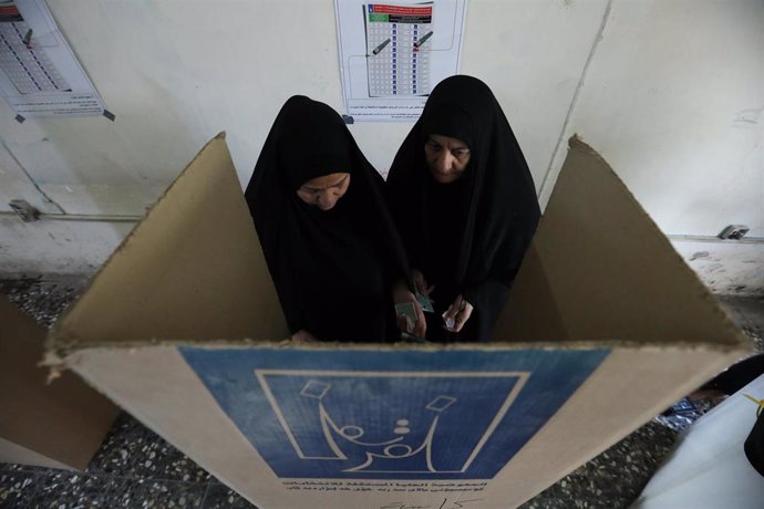 Archivo - Unas mujeres depositan su voto en las elecciones provinciales en Irak