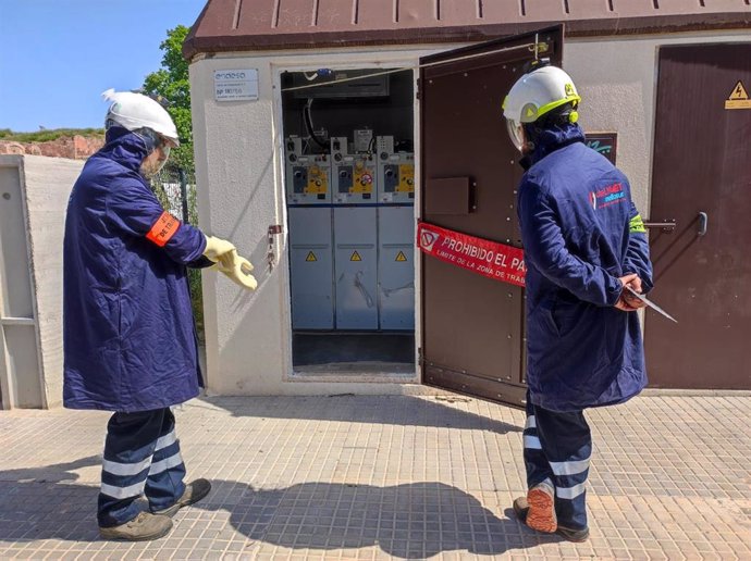 Dos operarios de Endesa realizando una maniobra.