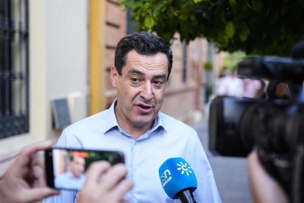 El presidente de la Junta de Andalucía, Juanma Moreno, atiende a los medios de comunicación durante la noche electoral en la sede del PP-A, a 9 de junio de 2024, en Sevilla (Andalucía, España). (Foto de archivo).