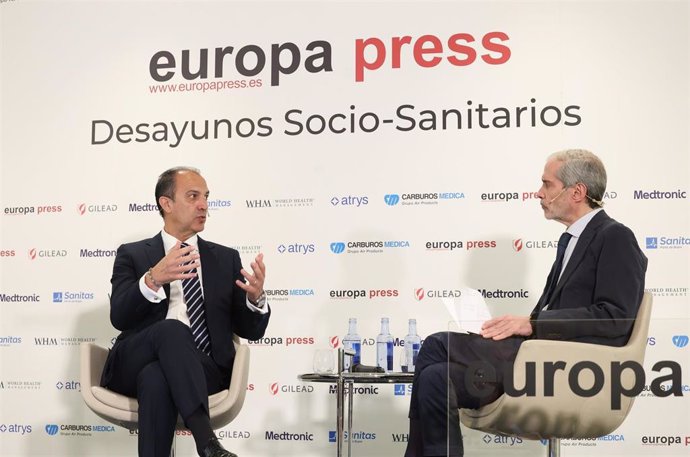 El consejero de Sanidad de Aragón, José Luis Bancalero (i) y el director de Europa Press, Javier García Vila (d), durante un desayuno SocioSanitario de Europa Press, en el Hotel Hyatt Regency Hesperia Madrid, a 11 de junio de 2024, en Madrid (España).