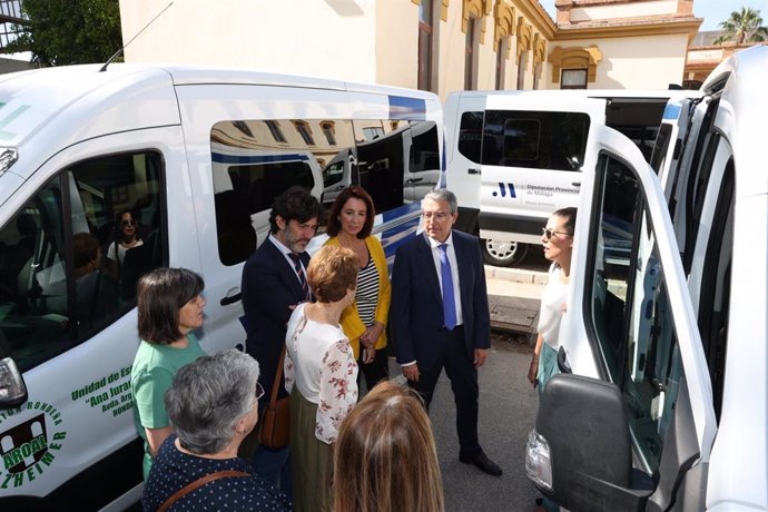 El presidente de la Diputación de Málaga, Francisco Salado, ha presentado este martes los vehículos, que en unos casos sirven para el transporte de usuarios de las asociaciones y, en otros, para actividades logísticas.