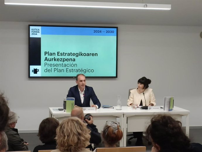 Aizpurua y Gómez presentan el nuevo Plan Estratégico de Kutxa Fundazioa en San Sebastián.