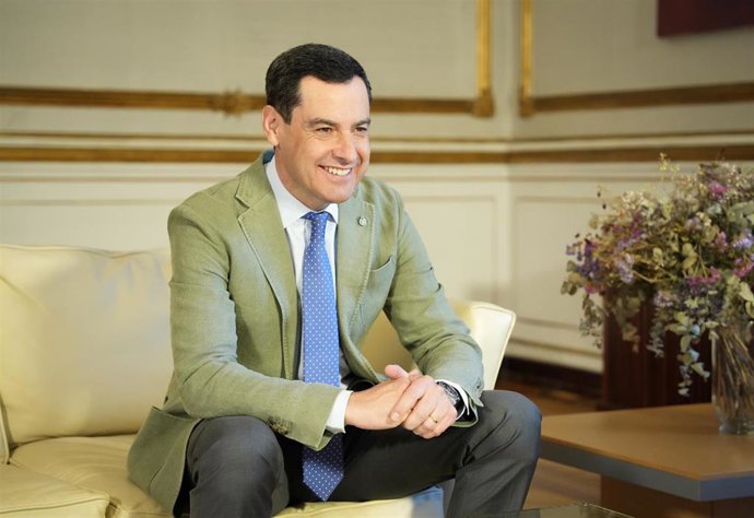 El presidente de la Junta de Andalucía, Juanma Moreno, durante su reunión con el nuevo rector de la Universidad Loyola. (Foto de archivo).