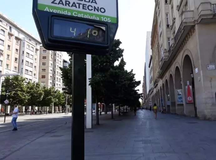 Imagen de archivo del Paseo de la Independencia de Zaragoza con un termómetro que marca 41 grados