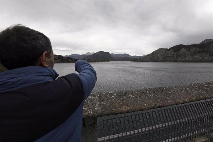 Archivo - Un hombre señala el embalse del río Porma, a 28 de abril de 2023, en León, Castilla y León (España).