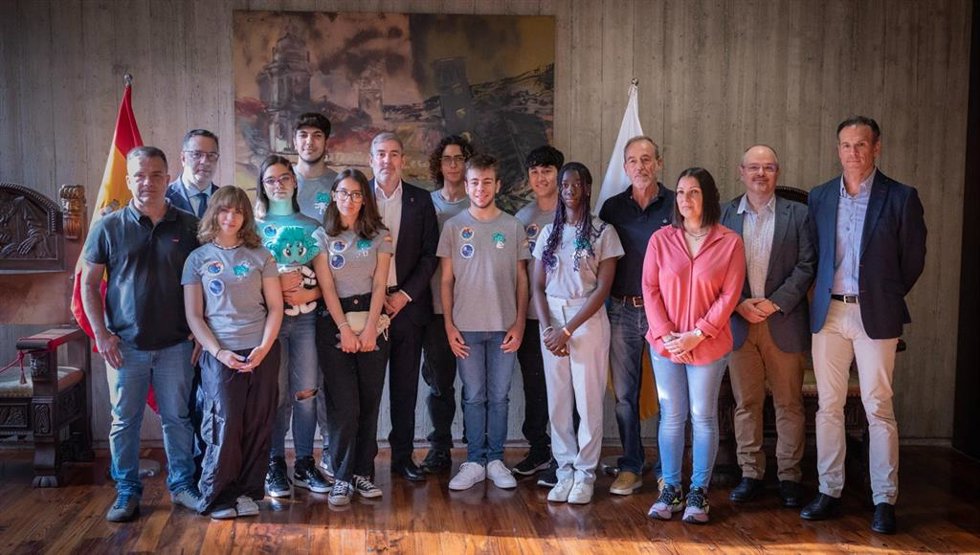 El presidente de Canarias, Fernando Clavijo, junto al equipo GranSat IV