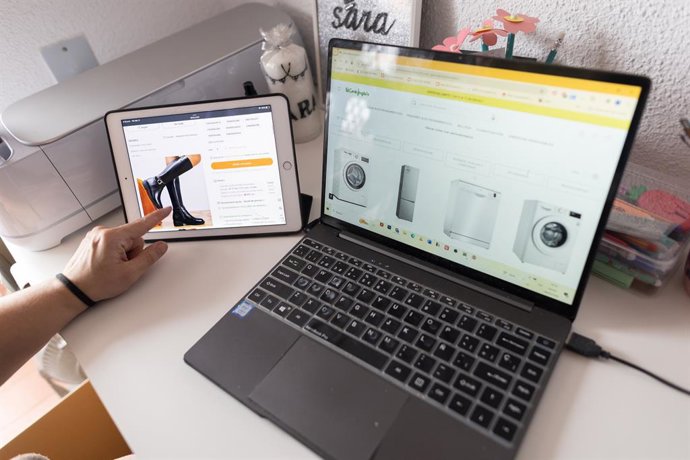Archivo - Una persona usa un ordenador para comprar 'online', a 9 de febrero de 2024, en Madrid (España). El 93% de los españoles asegura que seguirá comprando a través de Internet en 2024, aunque un 74% combinará el 'online' con la compra en tienda físic