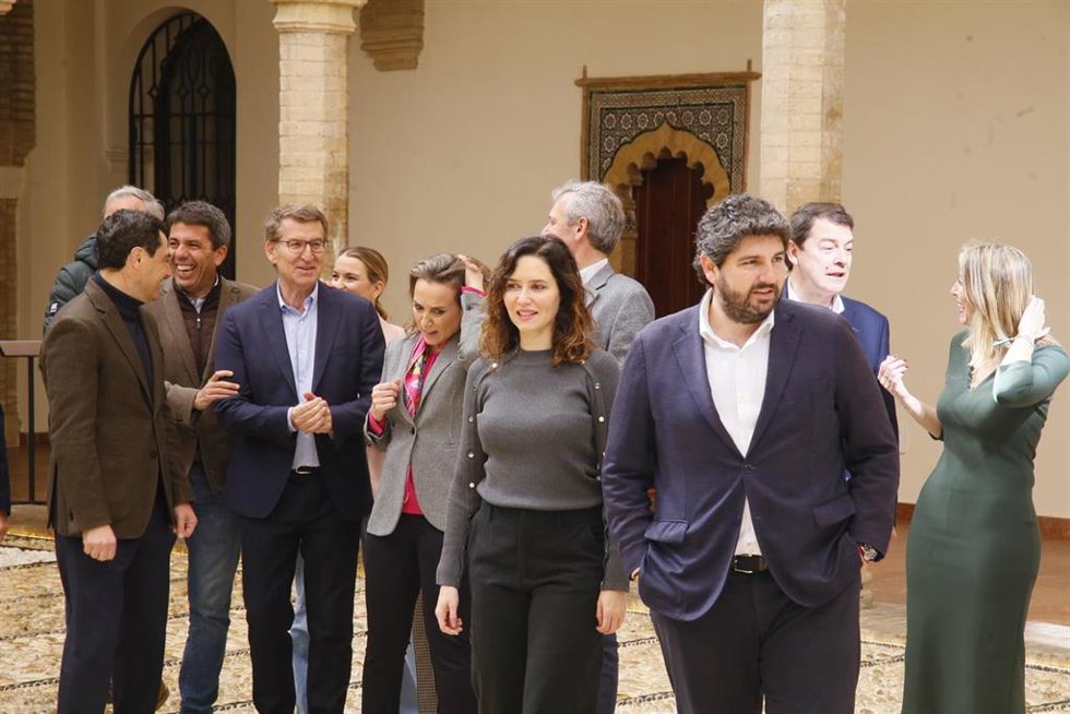 Archivo - La presidenta de la Comunidad de Madrid, Isabel Díaz Ayuso, (i) junto al presidente de la Comunidad de Murcia, Fernando López Miras, (d) durante la clausura el acto de presentación de la 'Declaración de Córdoba' en el Palacio de Congresos, a 1