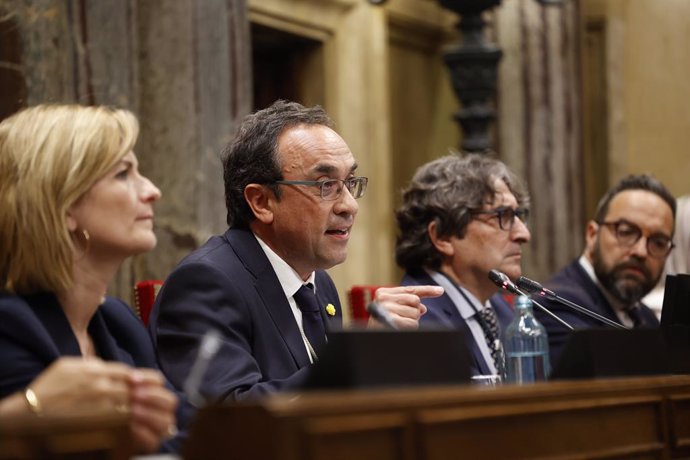 El nuevo presidente del Parlament, Josep Rull (c),  declara constituida la nueva legislatura durante el pleno de constitución de la XV legislatura del Parlament de Catalunya, a 10 de junio de 2024, en Barcelona, Catalunya (España). Rull ha sido elegido co