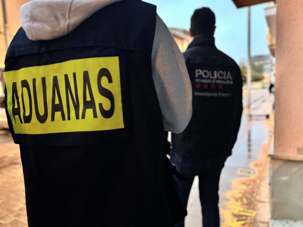 Agente del Servicio de Vigilancia Aduanera de la Agencia Tributaria junto a un agente de los Mossos d'Esquadra