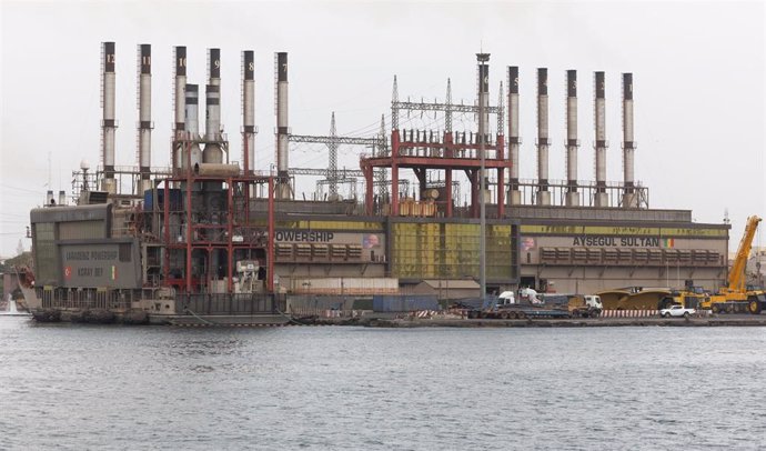 Archivo - Una central eléctrica alimentada con petróleo en una terminal de graneles líquidos del grupo SEA-invest en el puerto de Dakar, Senegal (archivo)