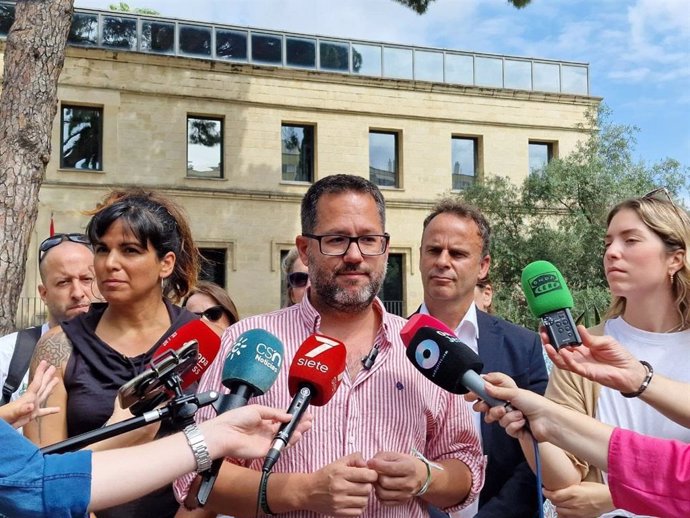 Los coportavoces de Adelante Andalucía, Teresa Rodríguez y José Ignacio García, esta martes en declaraciones a los medios en Jerez de la Frontera (Cádiz).