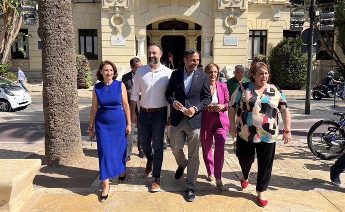 El portavoz municipal del PSOE, Daniel Pérez, junto con ediles del PSOE