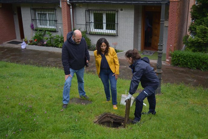 La concejala de Servicios, Rosa María del Palacio, y Ernesto Cañón, responsable de la empresa de desinsectación, en la presentación del plan de choque para controlar la población de cucarachas en Sestao.