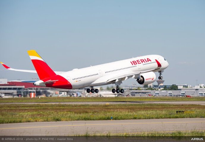 Un avión de Iberia despegando. 