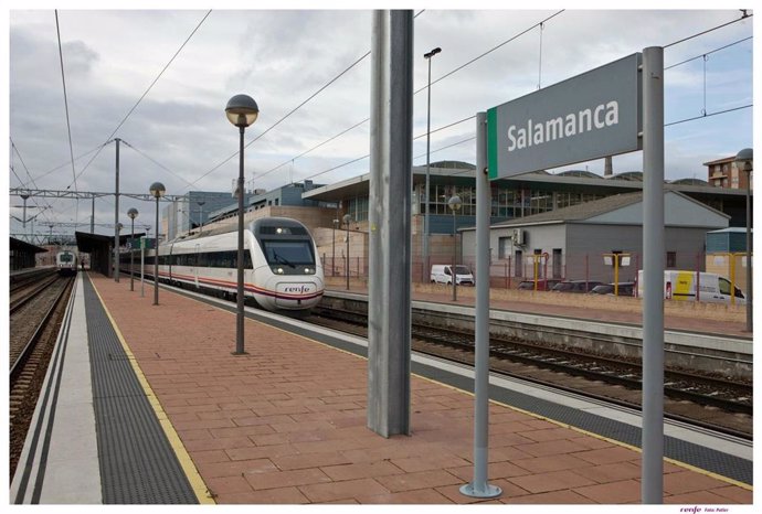 Un alvia en la estación de tren de Salamanca.