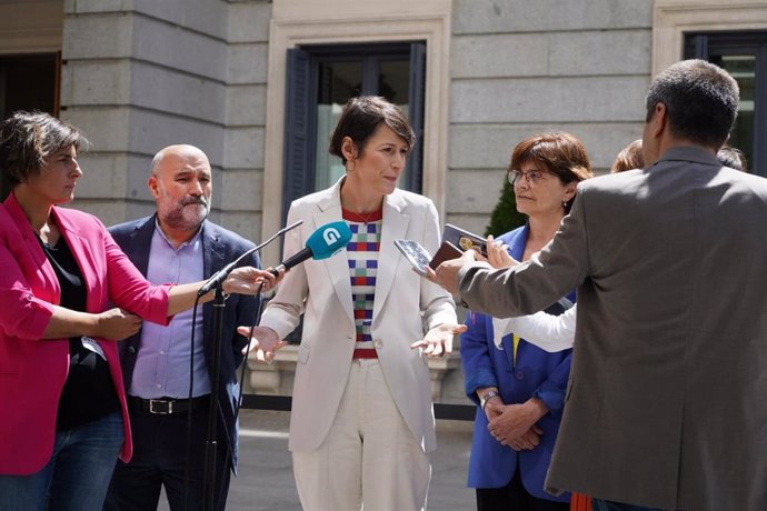 La lider del BNG, Ana Pontón, en declaraciones a los medios ante la Cámara baja junto a los representantes del BNG en las Cortes generales