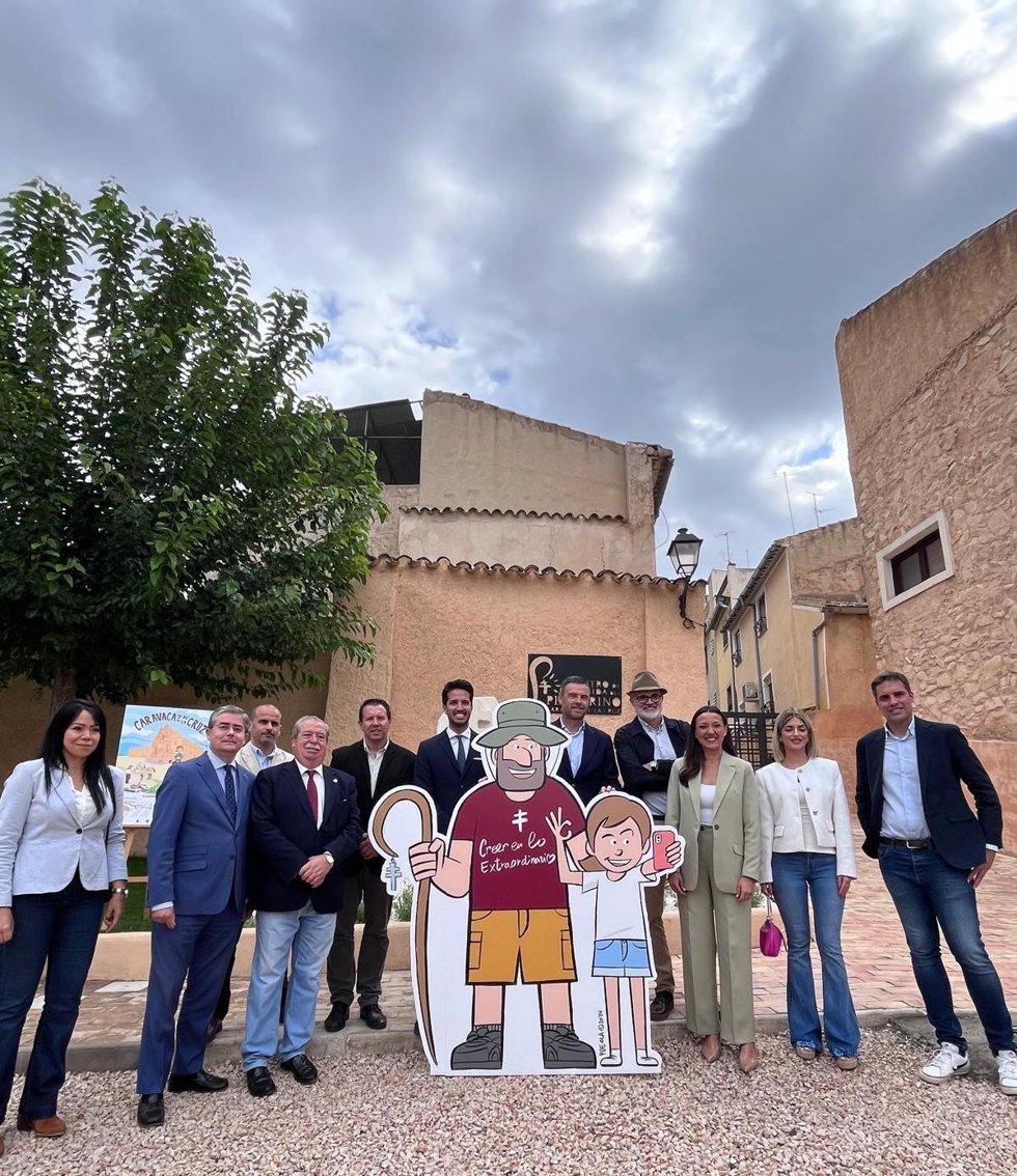 La consejera de Turismo, Cultura, Juventud y Deportes, Carmen Conesa; el alcalde de Caravaca de la Cruz, José Francisco García, y el humorista gráfico José Manuel Puebla, en la presentación del proyecto 'Peregrinos en camino'