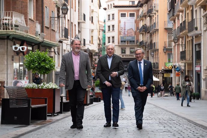 Octavio López, dirigiéndose a la sede de la DPT, junto al presidente de la institución, Joaquín Juste, y el concejal de Infraestructuras del Ayuntamiento de Teruel, Juan Carlos Cruzado.