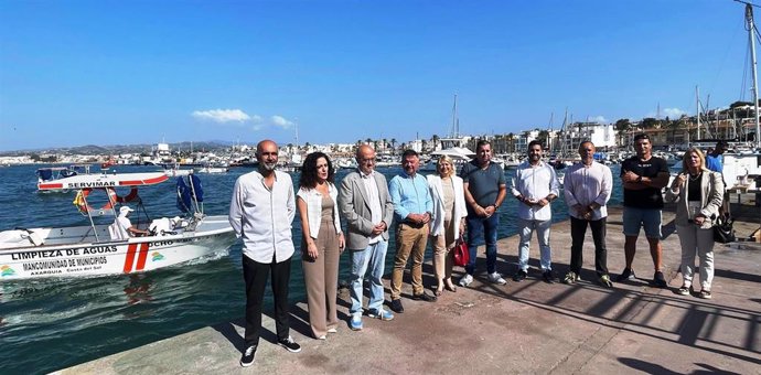 El presidente de la Mancomunidad Axarquía, Jorge Martín; el vicepresidente responsable de Turismo, Jesús Pérez Atencia, y el vocal de Playas, Juan García, han presentado el dispositivo junto a ediles de Vélez-Málaga, Torrox, Algarrobo y Nerja.