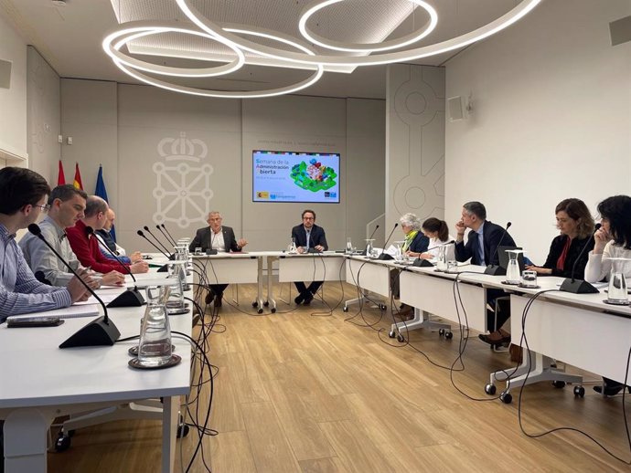 El vicepresidente Taberna y Joseba Asiain durante la reunión de la Comisión Interdepartamental de Transparencia y el Gobierno Abierto