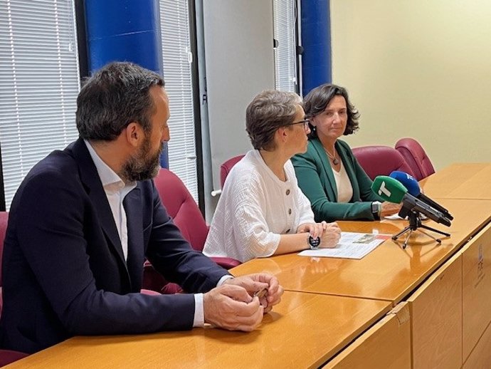 El director gerente de AFA-Asociaciones y Fundaciones Andaluzas, Juan Luis; la directora de la UNIA en La Rábida, María de la O Barroso (centro), la directora de la Fundación Cepsa, Teresa Mañueco.