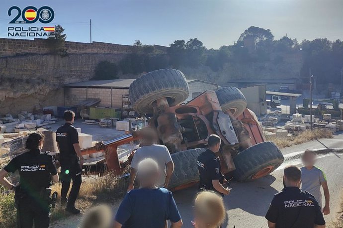 Excavadora volcada en una cantera de Palma.