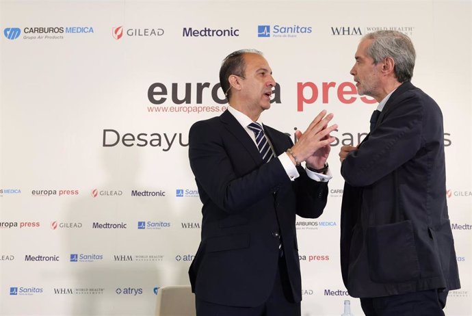 El consejero de Sanidad del Gobierno de Aragón, José Luis Bancalero (i) y el director de Europa Press, Javier García Vila (d), conversan durante un desayuno SocioSanitario de Europa Press.