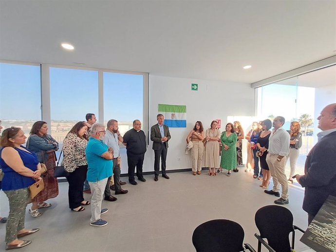 El alcalde y concejales de la Corporación, en la inauguración del tanatorio municipal.