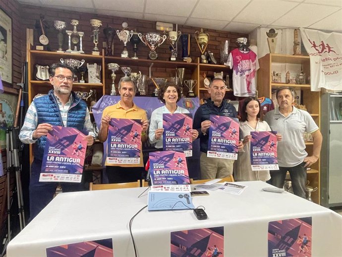 La concejala de Participación Ciudadana y Deportes, Mayte Martínez, acompañada del presidente y secretario del Club Atletas Populares de Valladolid, José María de Vega y Juan Carlos Cristóbal, respectivamente