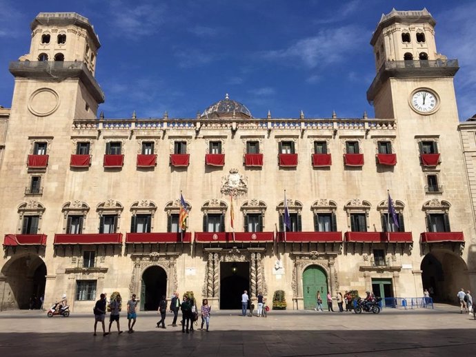 Archivo - Fachada del Ayuntamiento de Alicante