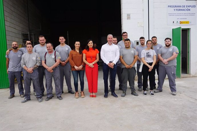 Gálvez (centro), junto a Granados, en la clausura del proyecto de empleo y formación desarrollado en La Carlota.