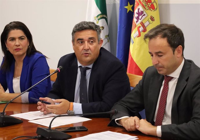 El delegado de la Junta de Andalucía en Huelva, José Manuel Correa, acompañado de los delegados de Industria, Energía y Minas; y de Universidad, Investigación e Innovación, Lucía Núñez y Carlos Soriano, este martes en rueda de prensa.