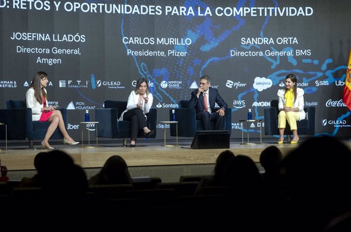 (I-D) La expresidenta regional de Pfizer Norteamérica, Beatriz Faro; la directora general de Amgen, Josefina Lladós; el presidente de Pfizer, Carlos Murillo; y la directora general de BMS, Sandra Orta; durante la mesa 'Inversión en salud: Retos y oportuni