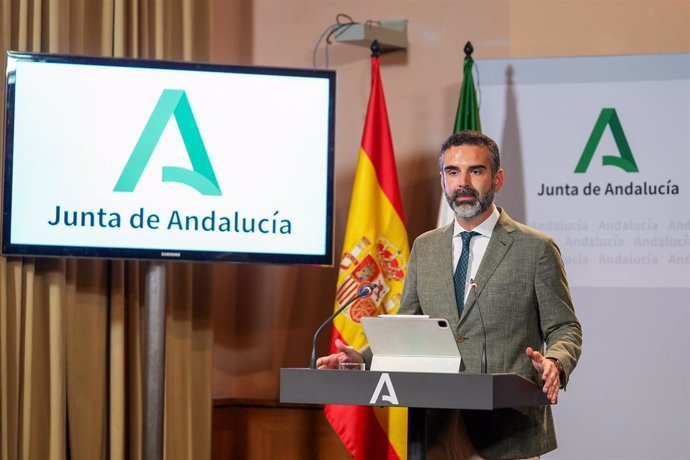 El consejero de Sostenibilidad, Medio Ambiente y Economía Azul y portavoz del gobierno andaluz, Ramón Fernández-Pacheco interviene durante la rueda de prensa posterior a la reunión del Consejo de Gobierno de la Junta de Andalucía.