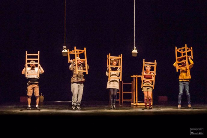 Archivo - Imagen del espectáculo 'Seu-te!', de  Acrobacia Mínima y participante en el séptimo festival de circo 'Contorsions' de València.