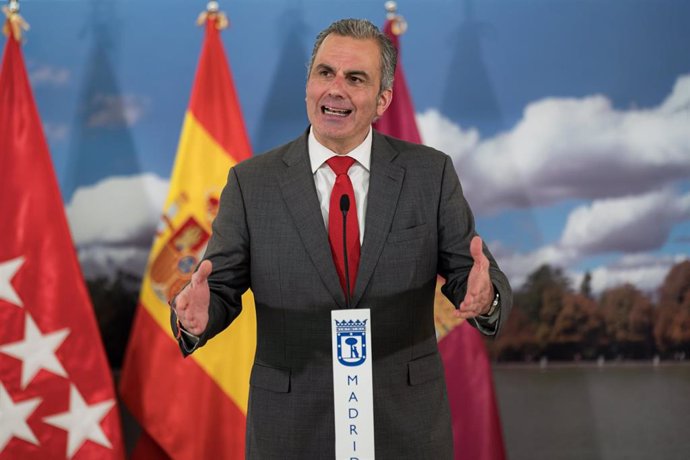 El portavoz de Vox en el Ayuntamiento, Javier Ortega Smith, ofrece una rueda de prensa durante un pleno del Ayuntamiento de Madrid, en el Palacio de Cibeles, a 28 de mayo de 2024, en Madrid (España).Cibeles ha arrancado el Pleno con un minuto de silencio 